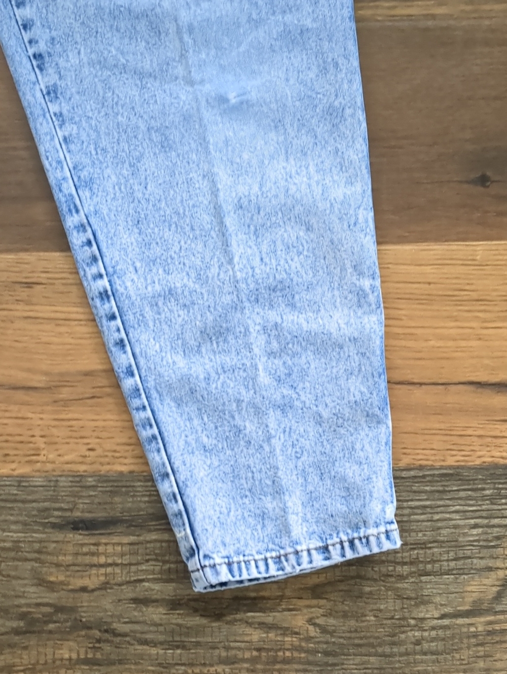 Vintage 80s Acid Washed Pleated High Waisted Jeans by Bill Blass, Size 10 - Picture 3 of 9